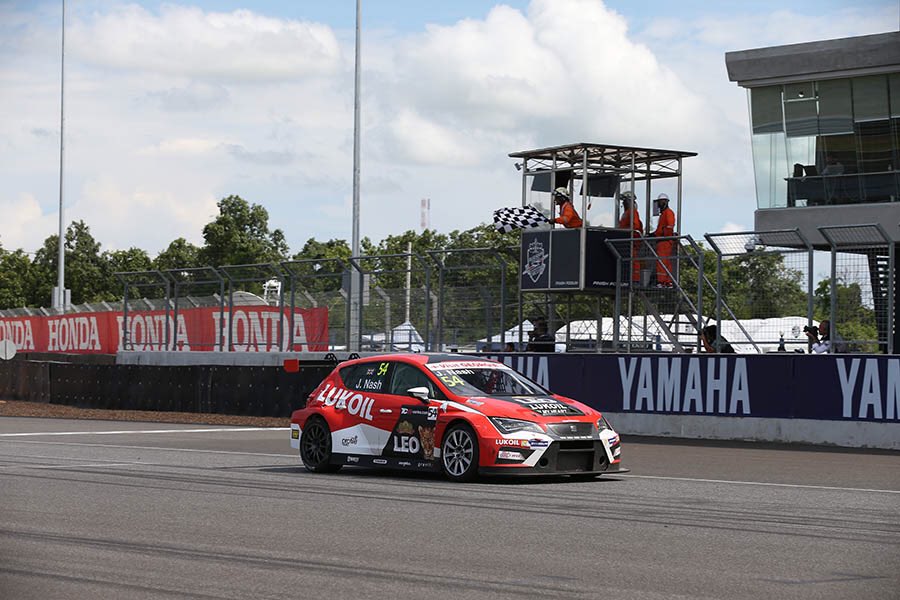fiatcrworldtour's tweet photo. Buriram Race 2: @JamesnashRacing wins and takes the points lead - https://t.co/LQV0kYB0v1 https://t.co/AjVMPcnI4j
