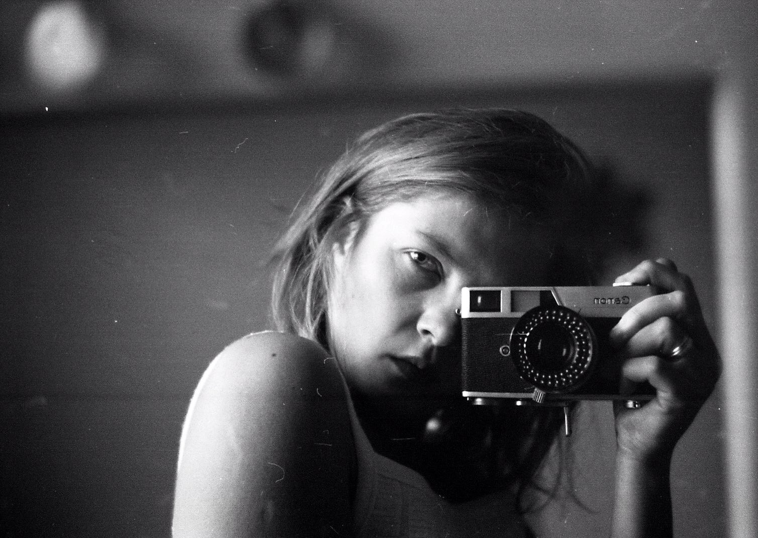 мужчина с фотоаппаратом. снятое черно белой камерой. фотограф чб. фотограф с фотоаппаратом. фотограф чб.