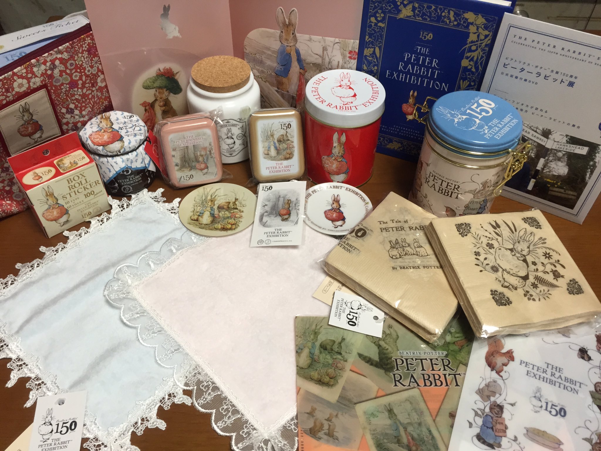 ট ইট র ピーターラビット ピーターラビット展に行ってきました 本当に精密な原画の数々にウットリ グッズコーナーも充実していて 明らかに買い過ぎ 限定品の種類がここまで多いとは 欲しかった角形クッキー缶は売り切れてて超残念 また行きたい