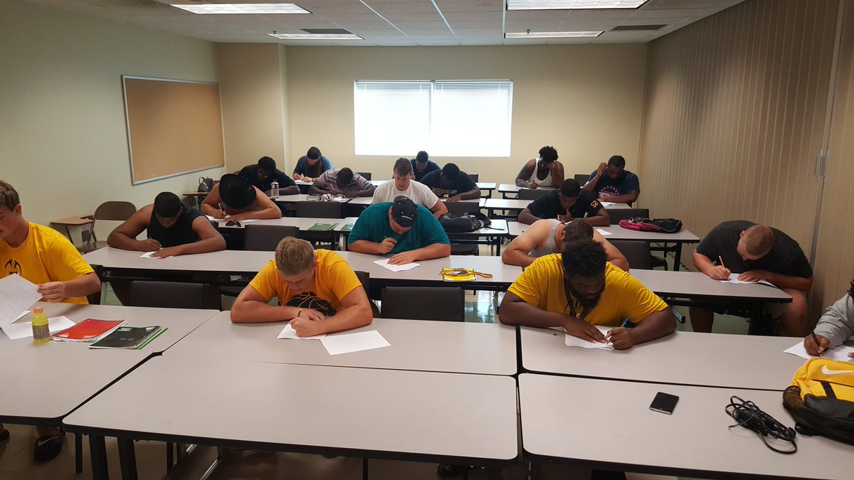 Forsh05's tweet photo. DL sweating their test! 200 up downs on the line!! https://t.co/CvmRZwtTga