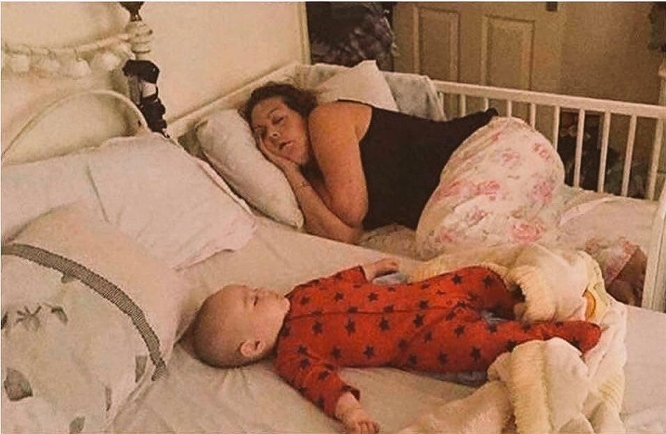 MamiOmm's tweet photo. Feliz domingo a todas las #mamis que han dormido así o colgando de sus camas #mamiom #Cunas #mamas https://t.co/y9ZWqTYFyr
