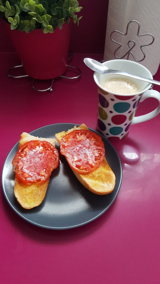 LoperzDuque's tweet photo. Buenos diassss Domingo😋A desayunar sin antes 🤔
#PAMMMMM 💥💣🍳💥😂😂😂 #CadaDiaTeQuieroMasssss
#PamTostadoConAceiteYTomate https://t.co/SEW56cgpsW