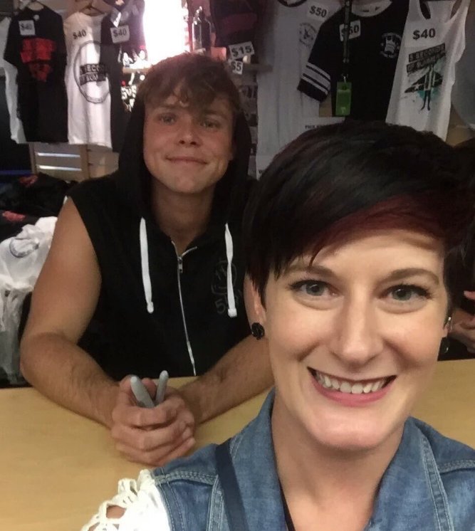 5SOSNewsFR's tweet photo. Ashton avec des fans au stand de merch hier ! / Ashton with some fans at the merch stand yesterday ! https://t.co/c68QLblbpi