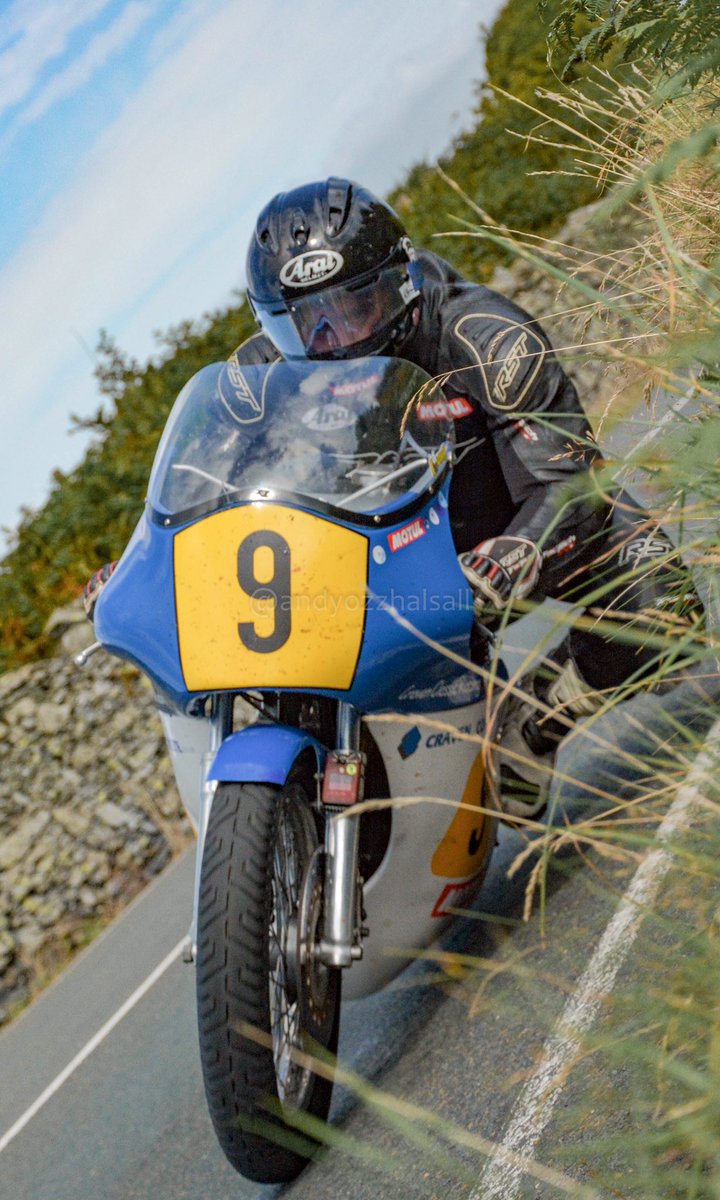 Jamie Coward on the approach to the Gooseneck in yesterday's Senior Classic <a href="/iom_tt/">Isle of Man TT</a> - first single home