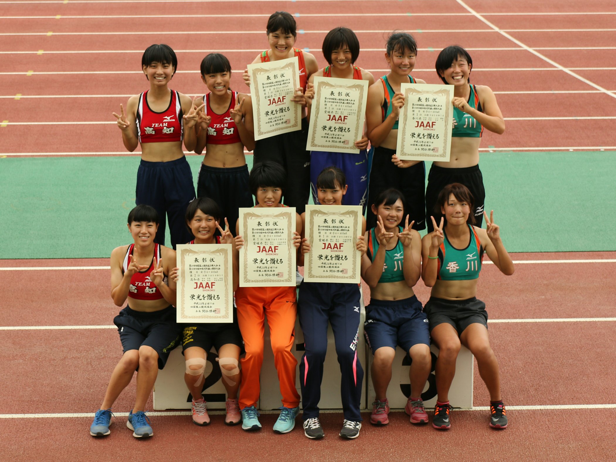 うーじぃ 次戦は下関海響マラソン22 第64回 四国陸上競技選手権大会のマイルの表彰式の写真 写っている24名に届くように 知っている人が写っていたら教えてあげてください 愛媛の女子チームは リオで男子のリレーチームがやったあのポーズ