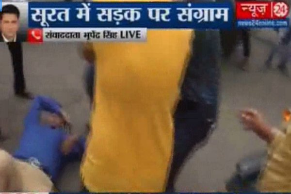 news24tvchannel's tweet photo. WATCH: सूरत में भिड़े बीजेपी और कांग्रेस समर्थक #bjp #congress #supportersfight #surat https://t.co/Fx681gag1z https://t.co/DPVinxmTnk