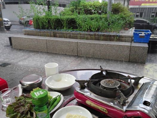 08.23 / 오랜만에 시원하게 내려준 소나기~ 야외 대포집에서 쇠주 한잔하며 반가운 마음으로 감상했습니다. 처음처럼~*