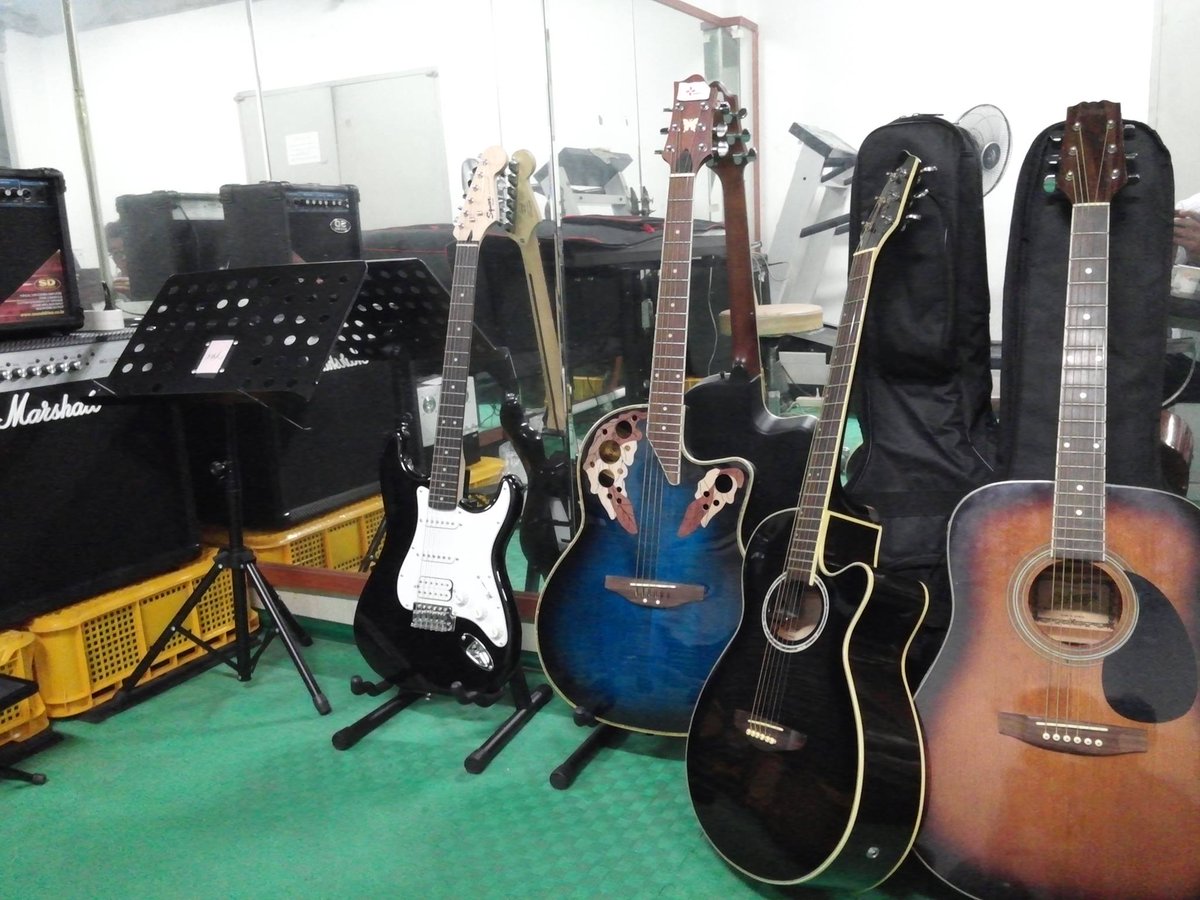 08.25 / 다음주 수요일부터 직원들을 대상으로 퇴근후~ 무료 기타레슨(하모니 기타교실 속성 2개월과정)을 시작하려고 합니다. 직원들에게 꿈과 희망과 용기를 줄수있는 레슨이 될수 있도록 노력하겠습니다~!