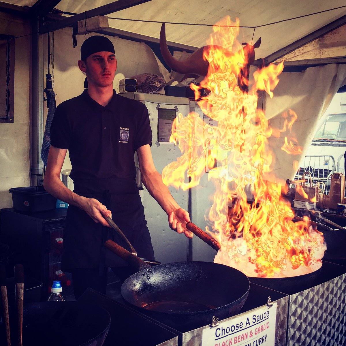 Now that's a stir fry! Mind you don't lose your eyebrows <a href="/TemujinHX/">Temujin</a>  #cannonhallfarm #foodfestival