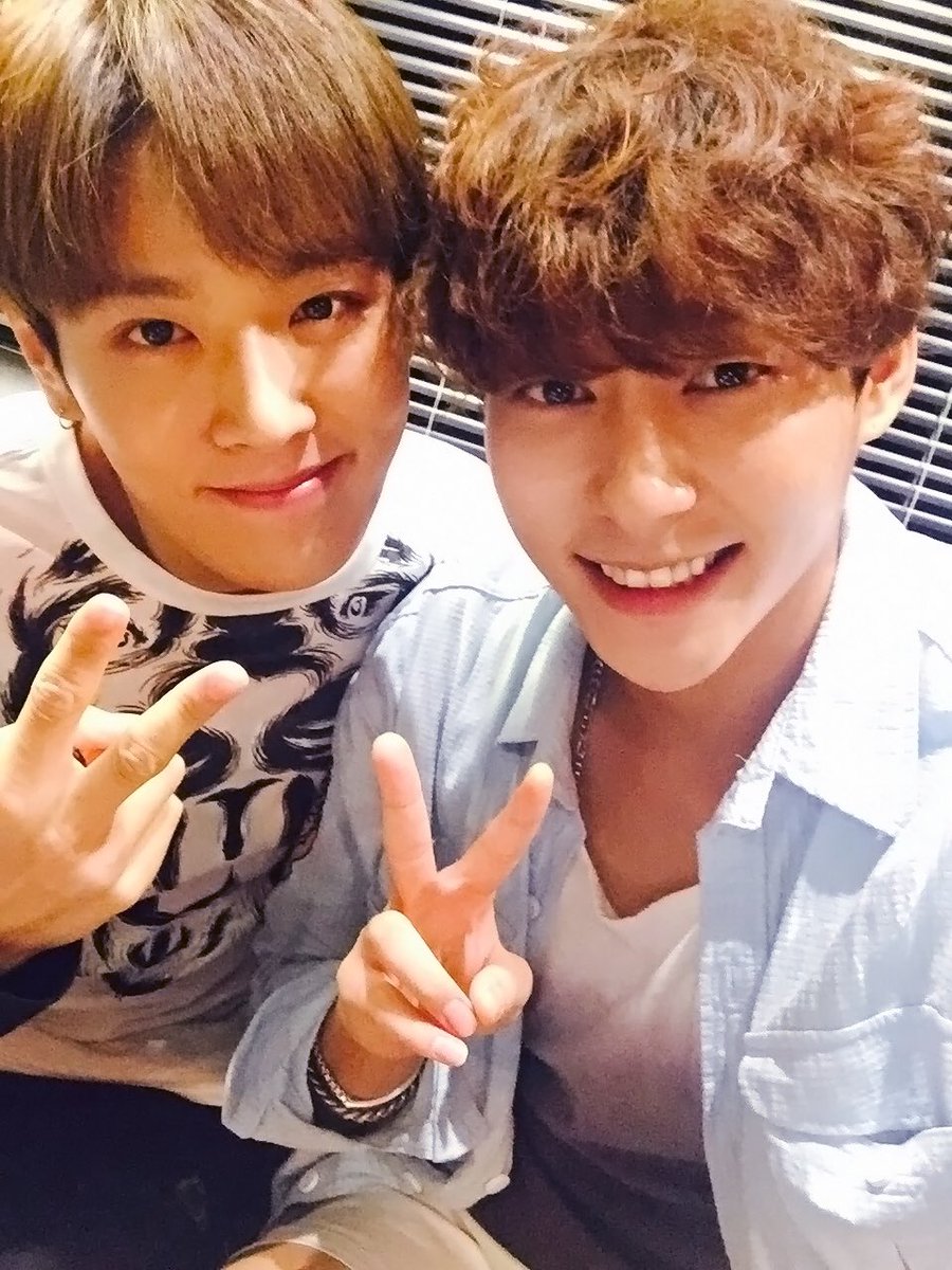 UNIQ_5's tweet photo. [#니꾸PD] #V앱 끝!! 다음에 또 만나요~🎶 
#셀카는_선물이에오1 #성주 #문한 #유니크 https://t.co/KKTzdia0K2