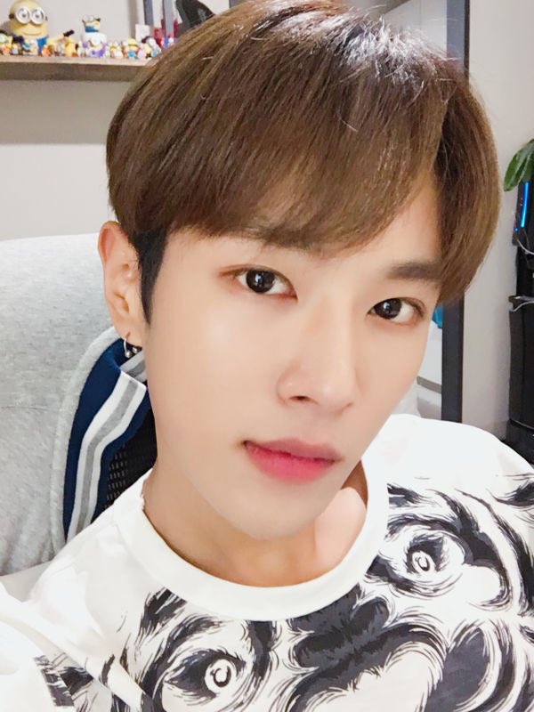 UNIQ_5's tweet photo. [#니꾸PD] #V앱 끝!! 다음에 또 만나요~🎶 
#셀카는_선물이에오1 #성주 #문한 #유니크 https://t.co/KKTzdia0K2