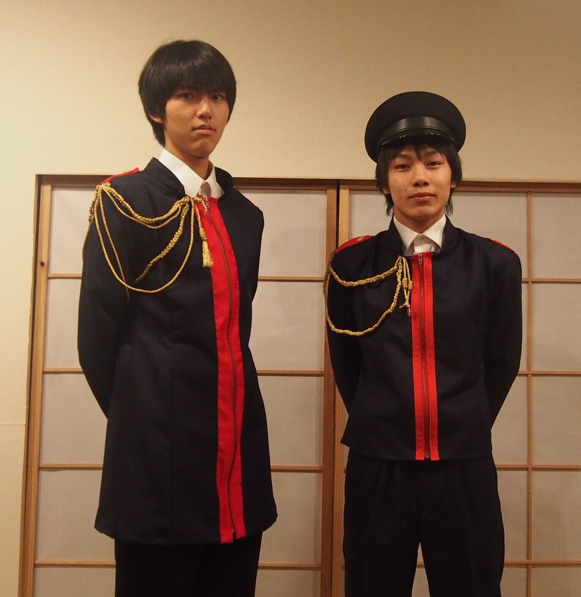kunikou69700's tweet photo. 突然ですが、先日衣装チーフの言っていた都・目付のジャケットの紹介をさせていただきます！

役人感と上司&amp;部下感を出すために役者の身長を活かして赤をポイントにデザインを一からし直し、一枚の���から作り上げました。
是非見に来てください！ https://t.co/JuEIhkvnWW