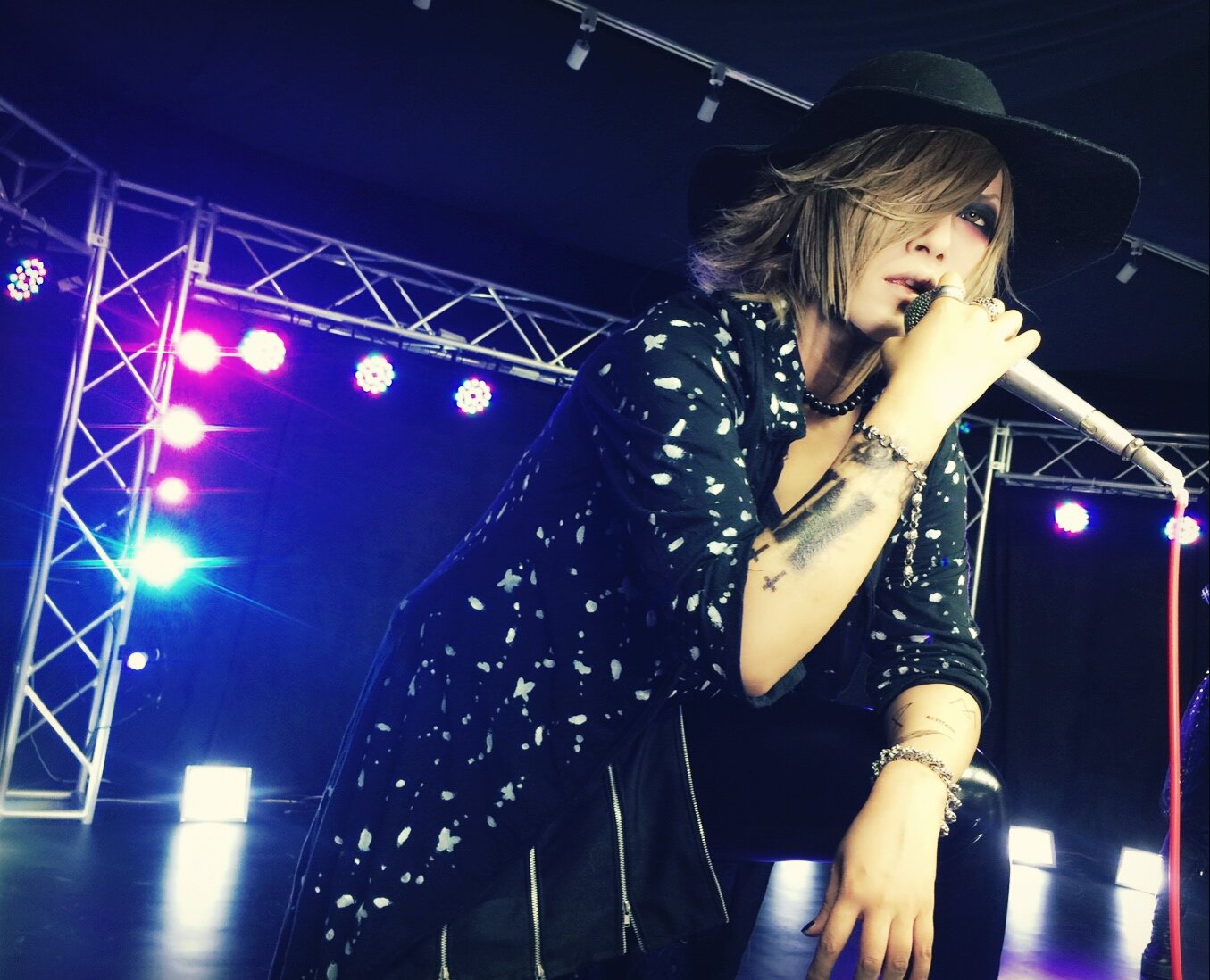 ミカ 今日は久しぶりにライブ風味なガゼットのコスして来た ぢるさんのご協力により無事出来た ありがとうございますm M でも使いたかったレンズ忘れたから次こそはリベンジ 次の撮影予定も楽しみー O とりあえず写メ