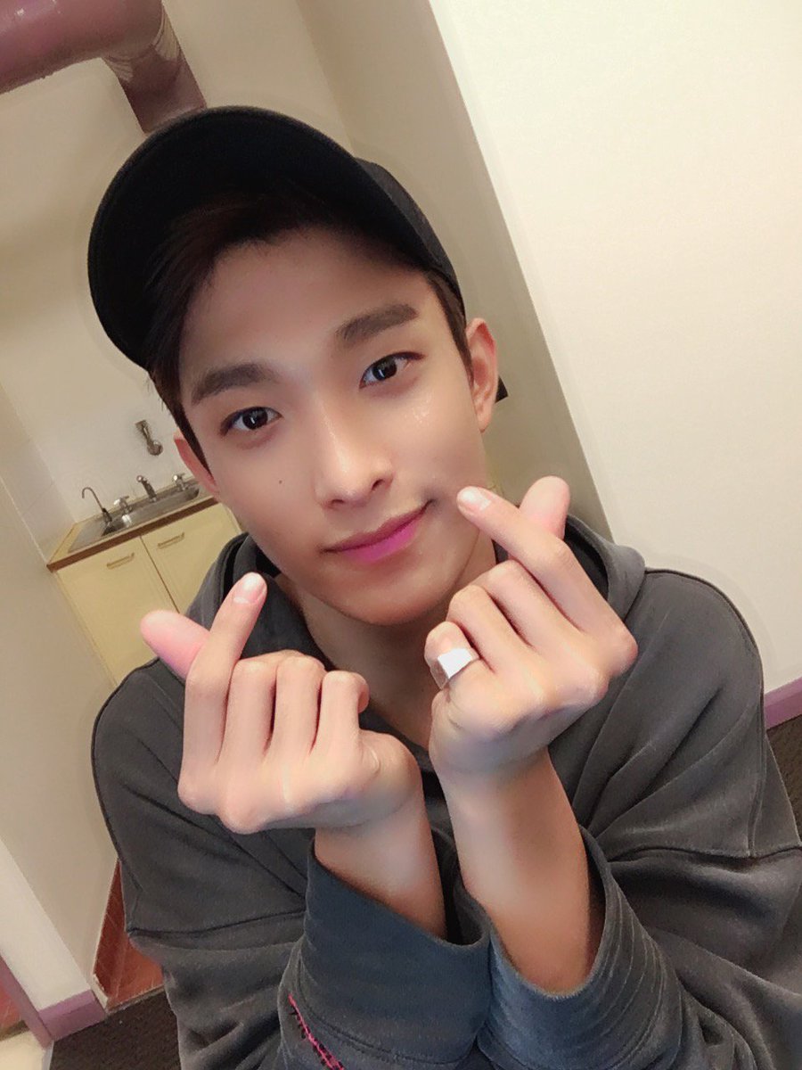pledis_17's tweet photo. 나 찾았어? #겸둥이 #하튜 https://t.co/N3AGfRhtrP