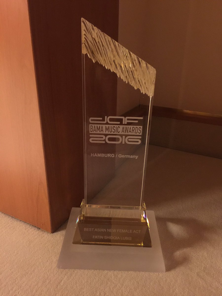 Terjadi.

Award ini saya persembahkan untuk kalian, semoga saya bisa selalu memberikan yang terbaik. Aamiin.