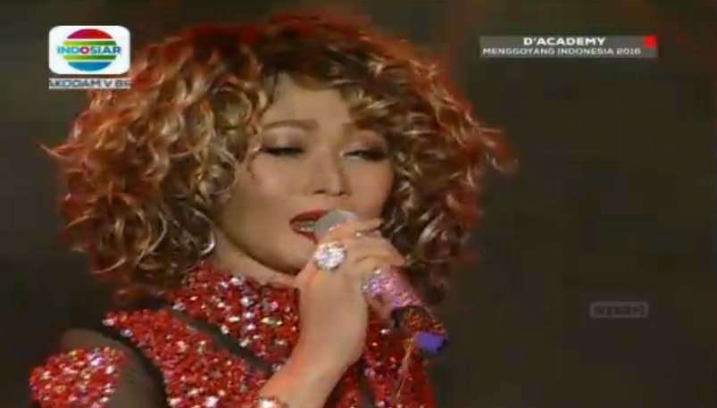 Indosiar's tweet photo. Busana merah bunda @daratista_inul emang paling T.O.P deh di #DAMI2016 https://t.co/rUEKMeKrV4