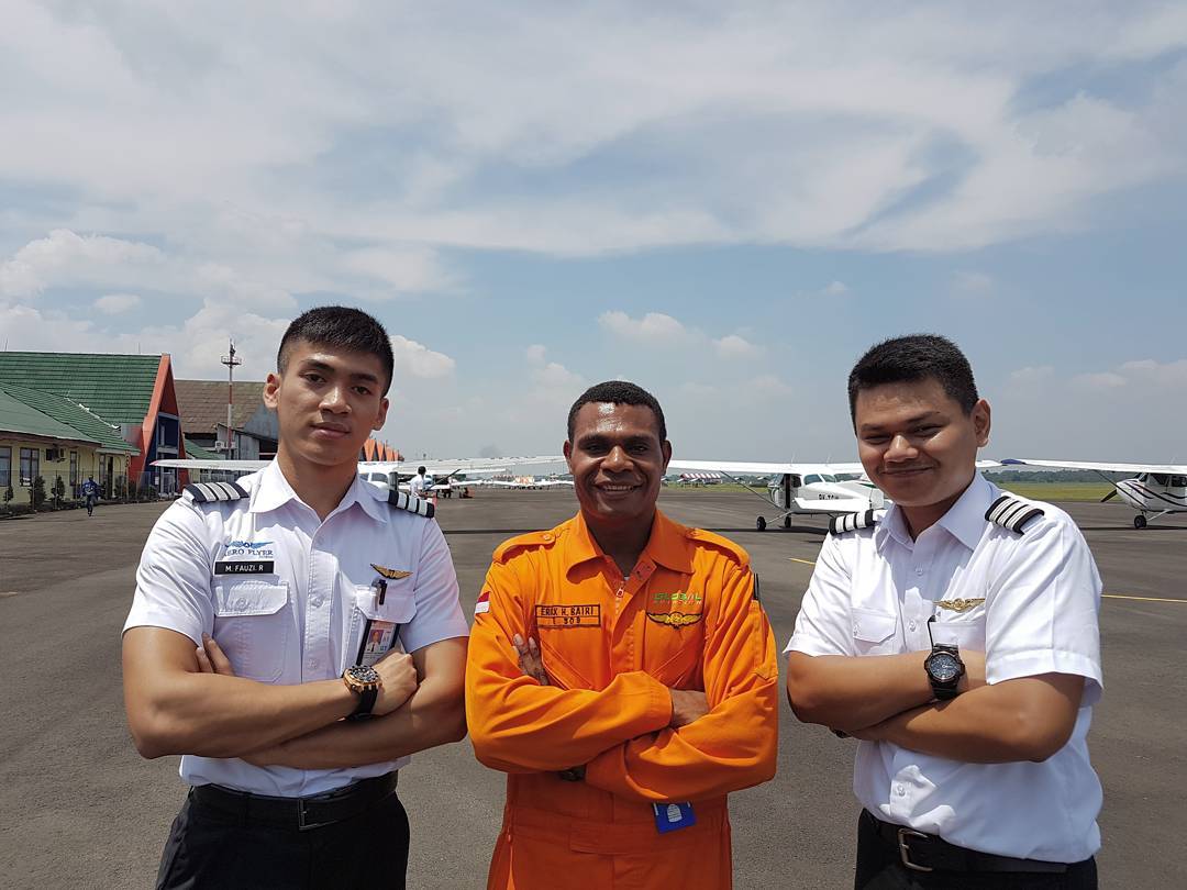 BairiErick's tweet photo. flyboy. #aeroflyer #aeroflyerinstitute #globalaviationflyingschool #global #merpatitrainingcenter #flyingschool # https://t.co/Jzp11oiGPv