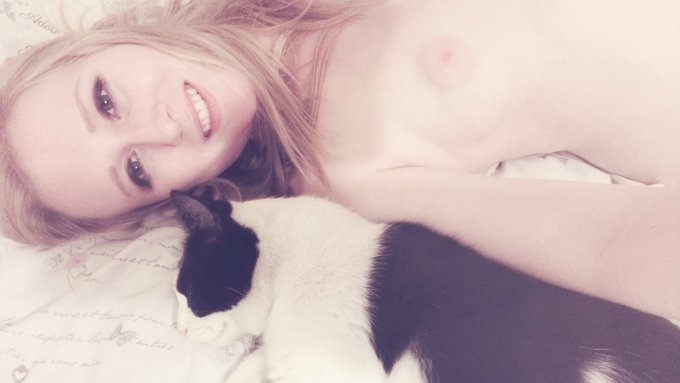 I love cat snuggles 💞 #SelfieSunday #sexysunday https://t.co/TKbpmq010v