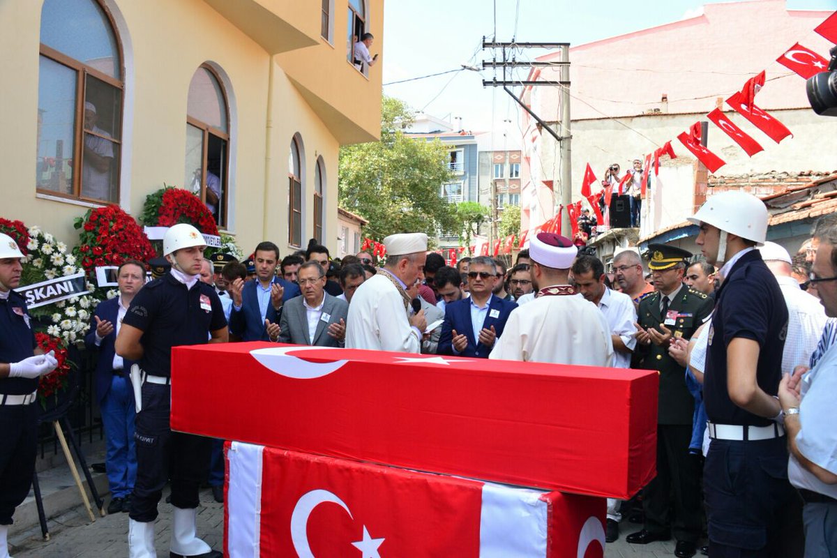 Vali Ersin Yazıcı şehit polis memuru Gökhan Kınçak'ın cenaze törenine katıldı.