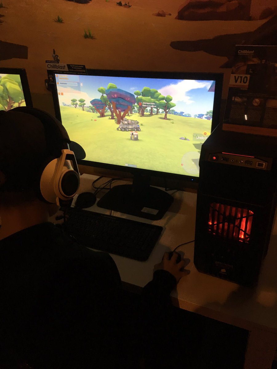 ArronS's tweet photo. Playing @TerraTechGame with @DocRobotnik #secondsitting so must be doing something right guys 👍🏻👍🏻 https://t.co/j9mjOUDDkm