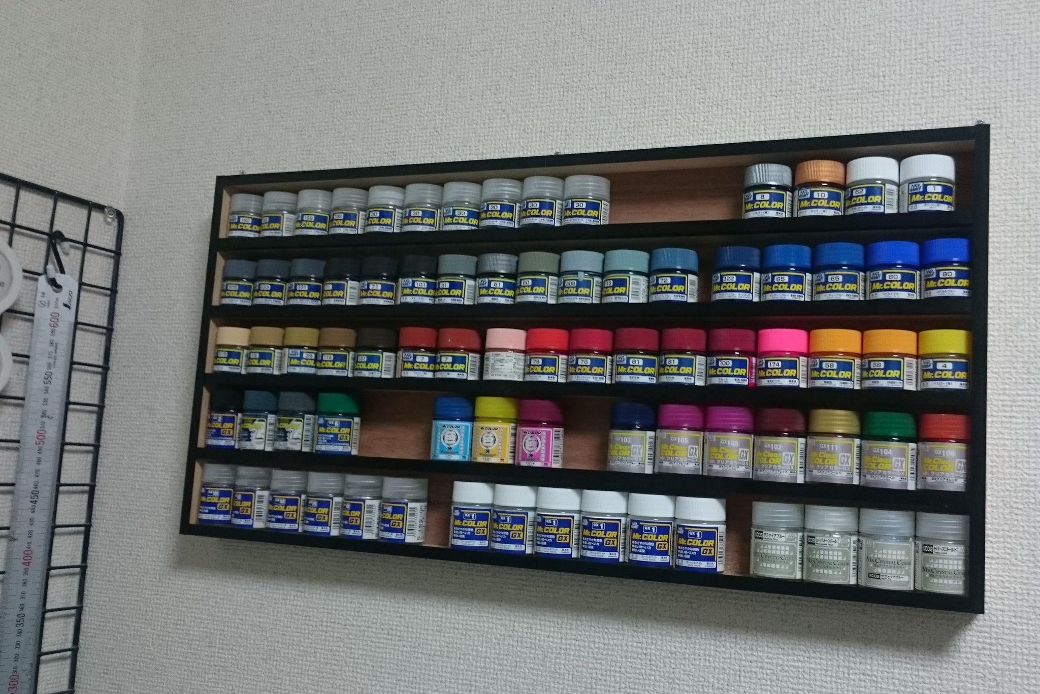 うらちーWF乙でした on Twitter &quot;余った木＆アルミ端材使って、プラ塗料の収納棚を作ってみた よく使う塗料の在庫数がひと目で