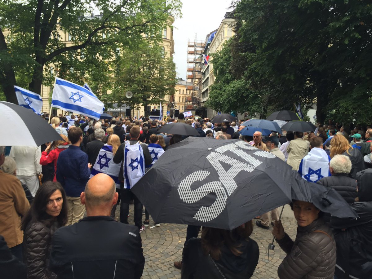 hanifbali's tweet photo. Massiv uppslutning till stöd för Israel, SSU, nån hippie och Dror Feiler har en tragisk motdemo. https://t.co/gcXzz2Mdqf