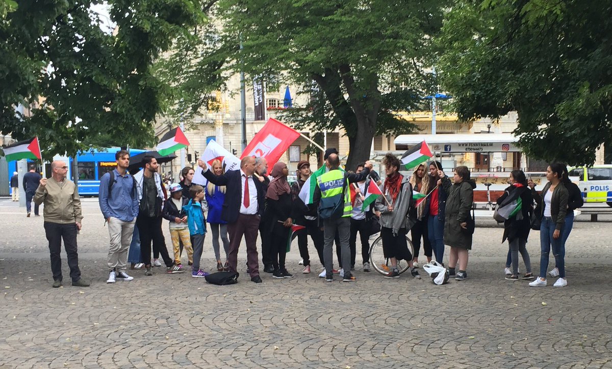 hanifbali's tweet photo. Massiv uppslutning till stöd för Israel, SSU, nån hippie och Dror Feiler har en tragisk motdemo. https://t.co/gcXzz2Mdqf