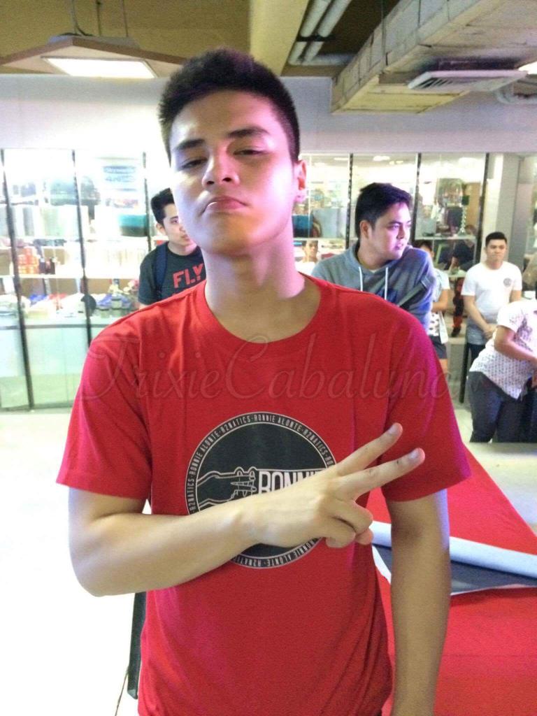 r2naticsPSG's tweet photo. @iamr2alonte Ronnie wearing our official tshirt 😍💪 Thank you @immarkcoleta @AlejandroGesite and kuya richard https://t.co/utVZERDc5Z
