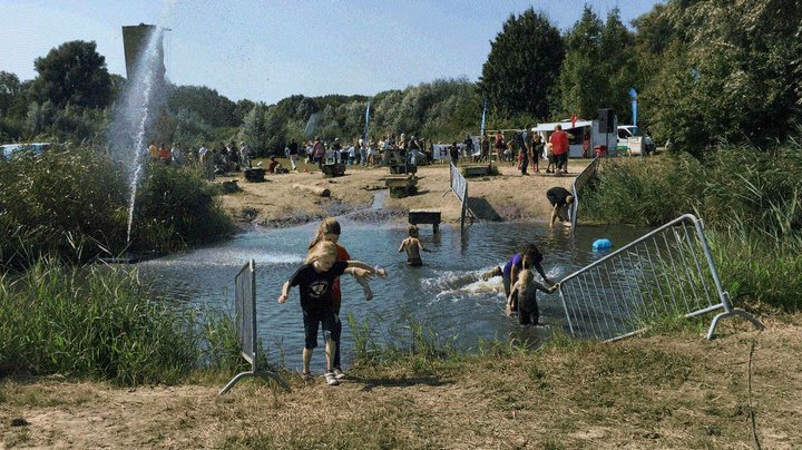 OmroepFlevoland's tweet photo. De #KinderMudRun in het #Belevenissenbos trekt veel deelnemers https://t.co/4Tvwllwbsy https://t.co/2jtS1zC2NU