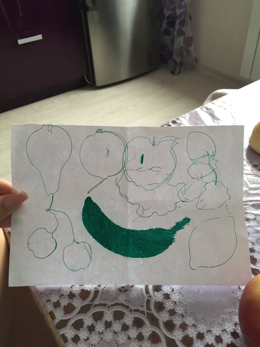 AnRotenko's tweet image. С садика стала приносить вот такие вот шедевры) смотрите как чётко закрасила банан ЗЕЛЁНЫМ, детская логика 👌🏽