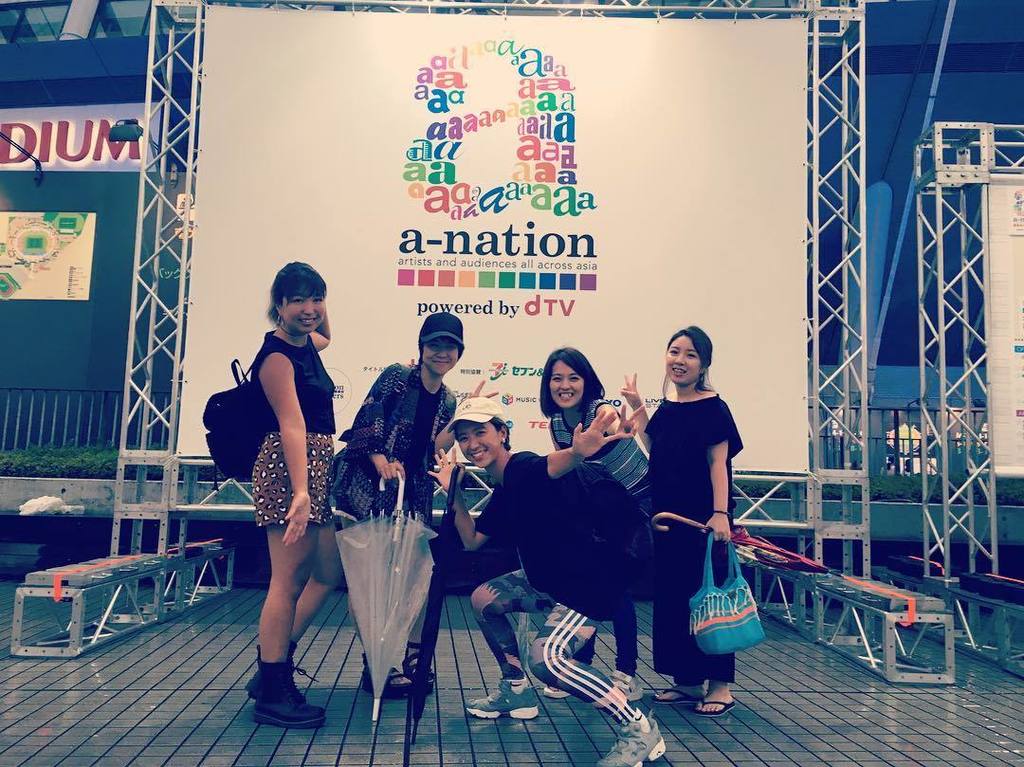 ayana0811m's tweet photo. Thank you a-nation！
愛するババァたち(ババァは1人だ)と飲んで歌って踊って最高の夏の締めくくりでした！
2016夏、完。
ありがとう32歳の夏！
#anatio… https://t.co/0nZTXSJVLW https://t.co/oWdHW6FVM1