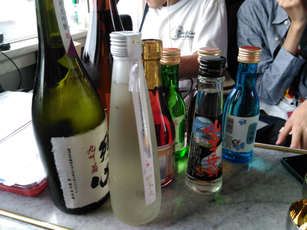 yoshinante's tweet image. 昨日の呑み鉄オフ、特急きぬスペーシアの個室内での宴会の様子。
たくさんお酒集まりましたが、持ち込みの「九州菊 残心 純米大吟醸」がダントツの人気でした!!
oh-sake.com/item/35/
@aloha705