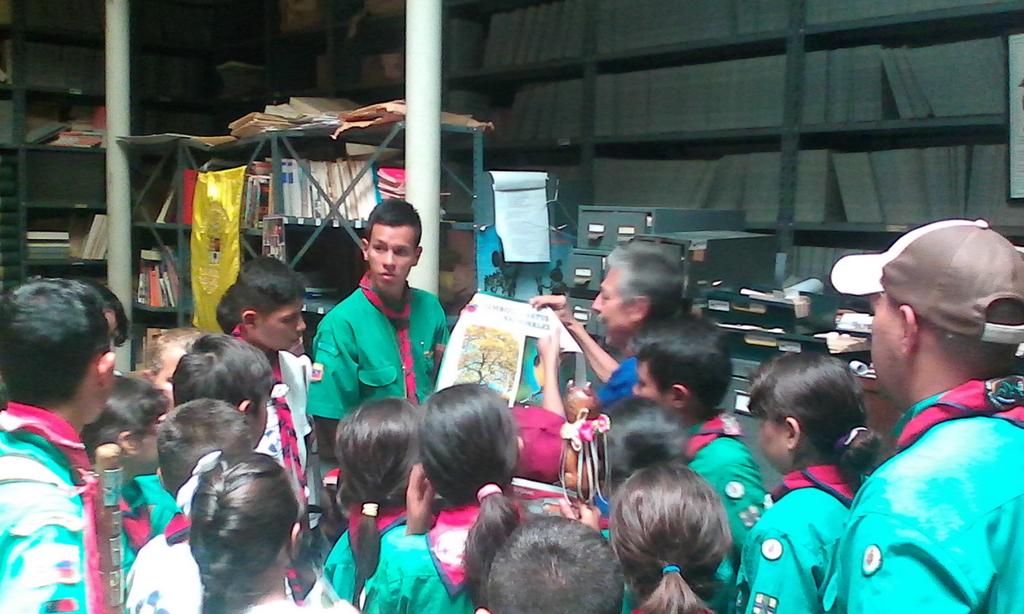 ANDERSSONALTUVE's tweet photo. Visita a la Biblioteca Simón Rodriguez en la Sociedad Bolivariana donde los Scout reciben charla de Bolivar Niño https://t.co/PloopWDby1