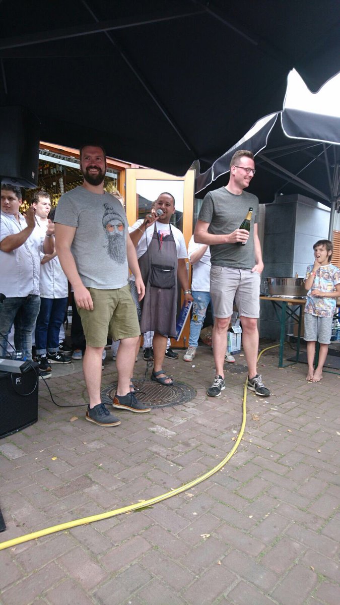 WHeuvelman's tweet photo. Voldaan gevoel na de #fgbbqcontest, Eggie niet gewonnen, maar wel de mooiste cocktail @FrancoisGeurds @MichielSloff https://t.co/jt3YIpUSSU