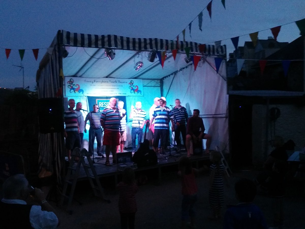 collings21's tweet photo. Nice bit of singing @safeharbourinn @ThrawdTogether @PressGangCorn Beer,Cider&amp; Shanty festival https://t.co/idcfjKvUWg
