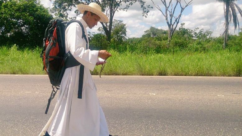 liliantintori's tweet image. Desde Oriente el padre Lenin viene caminando a Caracas, con mucha Fe y la bendición de Dios para el #1Sept