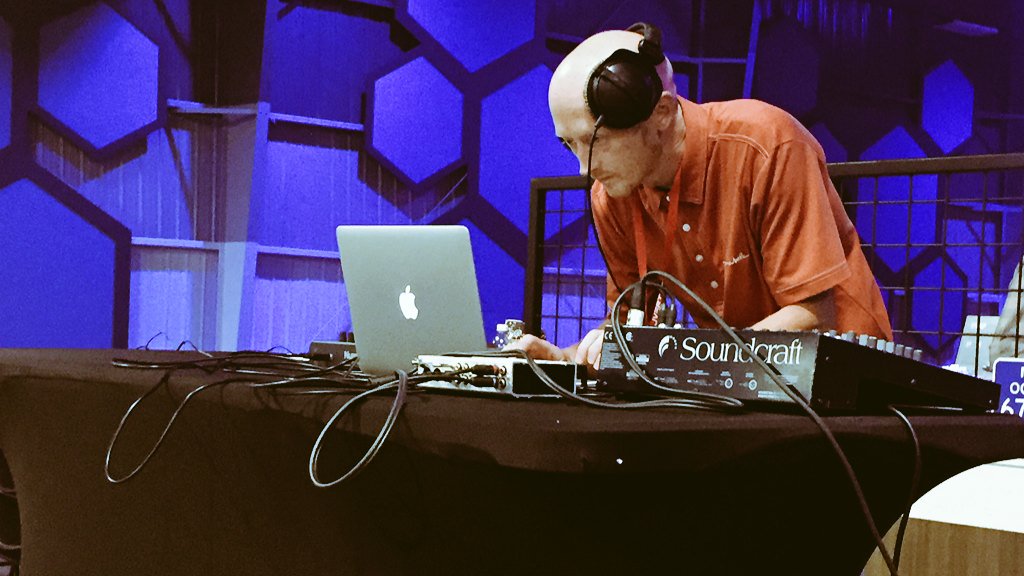 strobian's tweet photo. Warming up. #dj #edm #strobian #bass https://t.co/P698BtHPdu