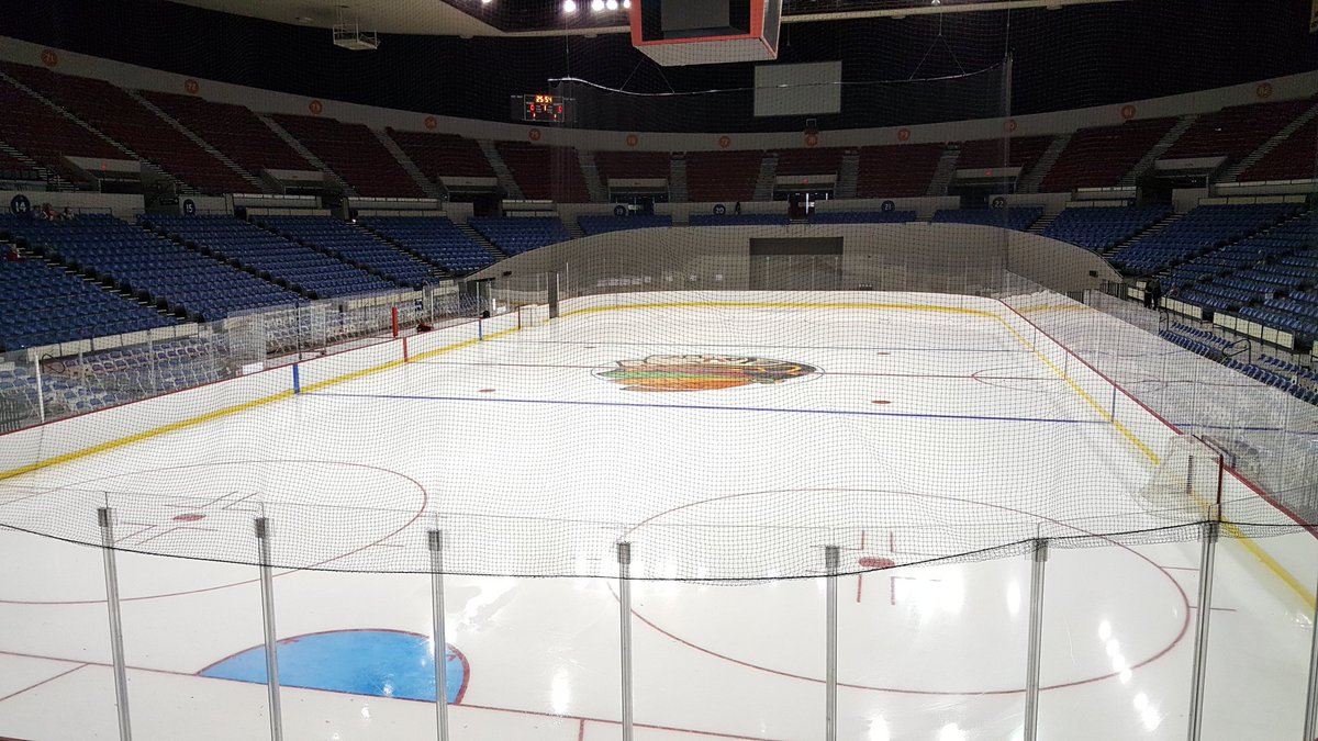 gzbhow's tweet image. Retro rink in a retro building. #noadvertising #clean