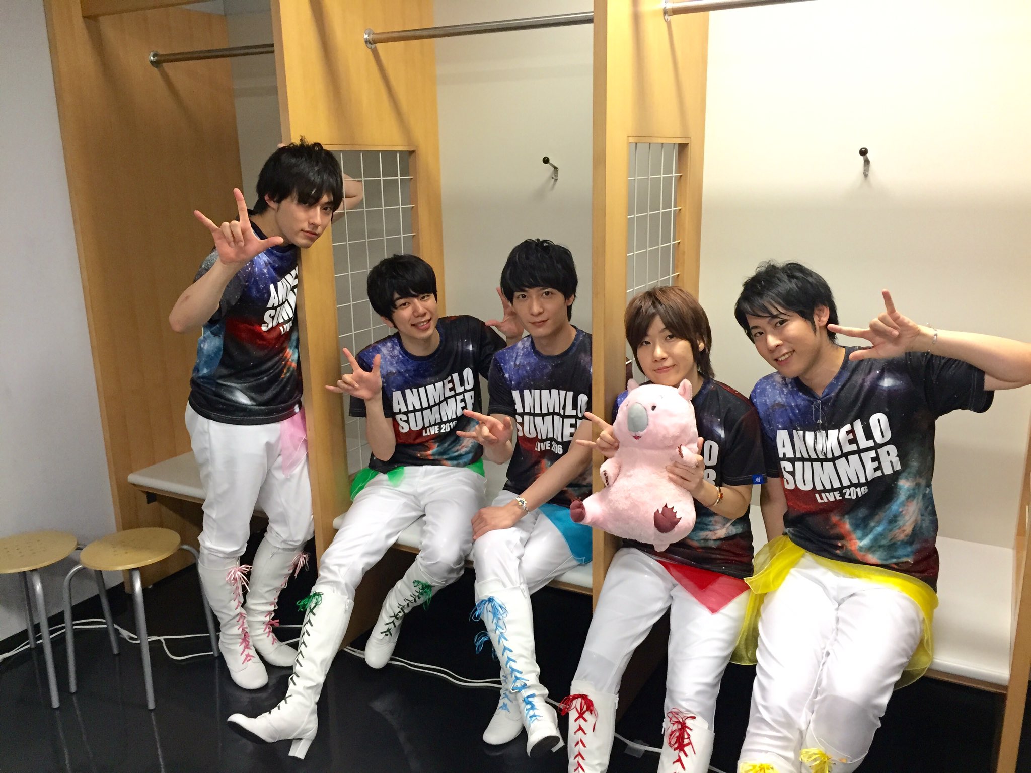 美男高校地球防衛部シリーズ公式 最後のtシャツはみんなで相談して 地球防衛部ということでこのデザインに決めました 終演後の一コマをパシャリ Boueibu