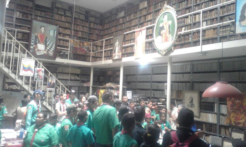 orlanduran's tweet photo. @GS_Los_Morros visita casa museo de Bolívar y sociedad Bolivariana. @scoutsvenezuela @scouts_Guarico https://t.co/hjMJp2Fk8Q