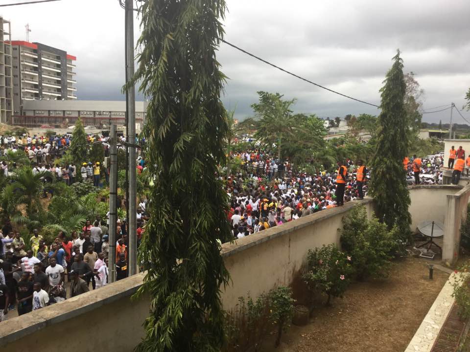 #Gabon : Ils affluent nombreux au QG du Président Jean PING. Le peuple protégera son vote ^FJ