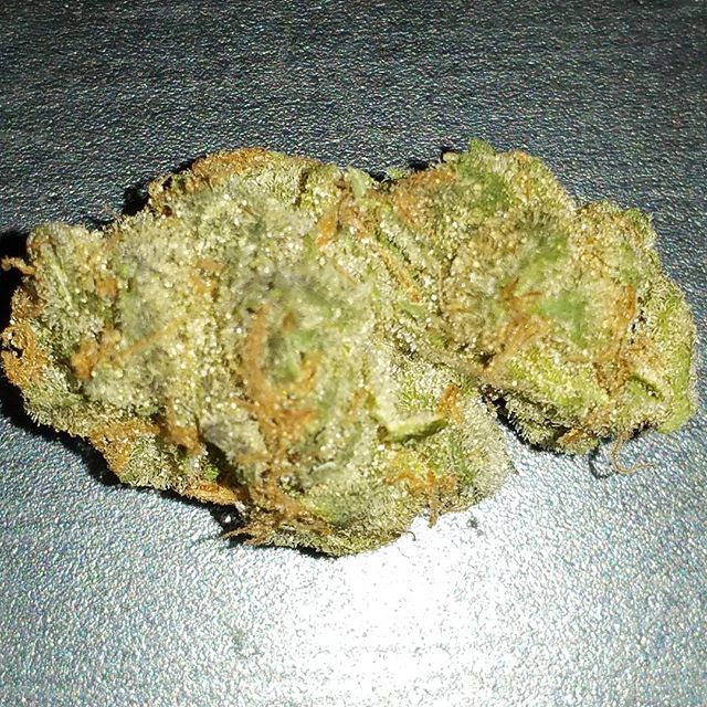 CaleyWendy's tweet photo. The crystals on my friends bud is outta control https://t.co/fl3SM0UeKD