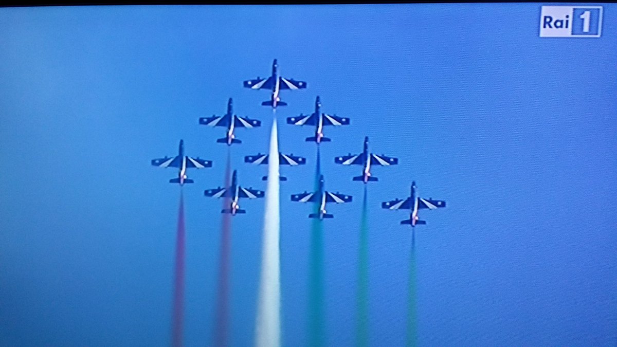 CosimoFra70's tweet photo. la pattuglia acrobatica nazionale delle #freccetricolori in formazione priva del #pony7 ( #Amatrice ) https://t.co/FbXCkIN0Y2