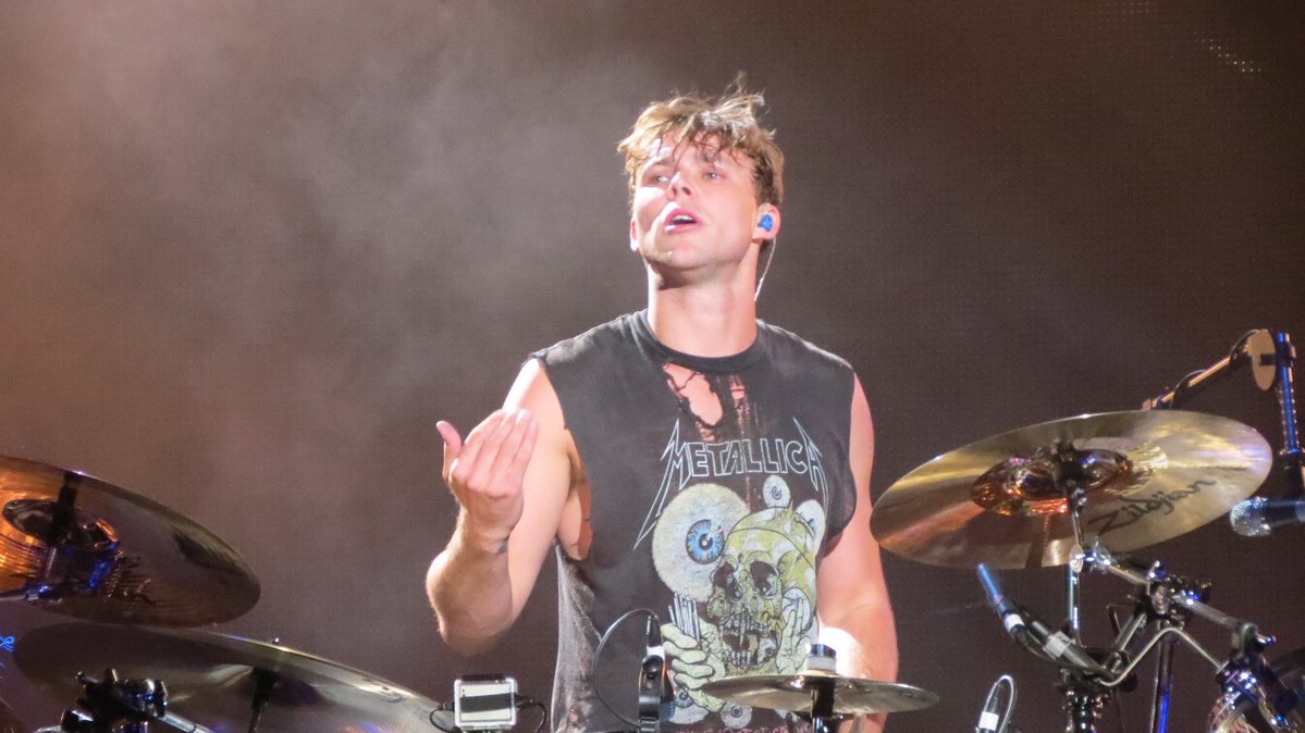 updates_5sos_pt's tweet photo. Ashton durante o concerto em Salt Lake City. (26/08) #SLFLUtah https://t.co/cbNfzwb3vi
