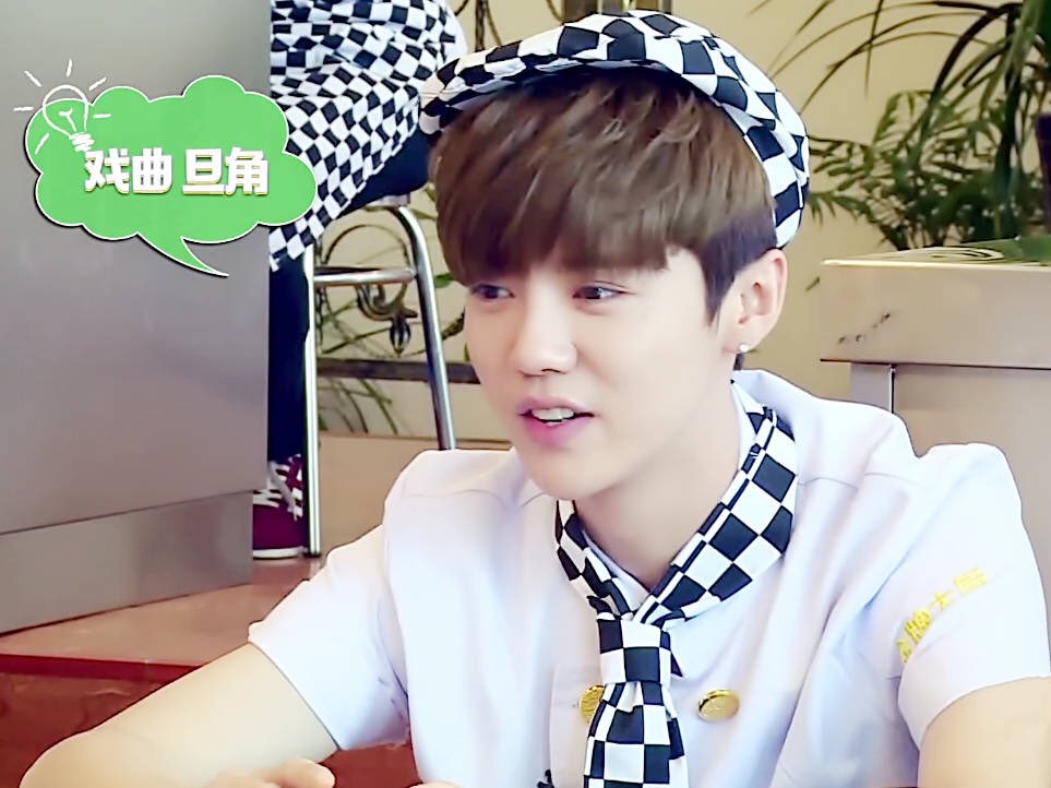 ludeerstar's tweet photo. I'm really loving this outfit and the hair and everything about luhan. https://t.co/5Od9TnUWMm