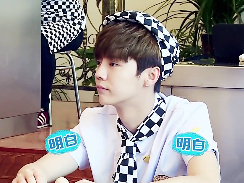 ludeerstar's tweet photo. I'm really loving this outfit and the hair and everything about luhan. https://t.co/5Od9TnUWMm