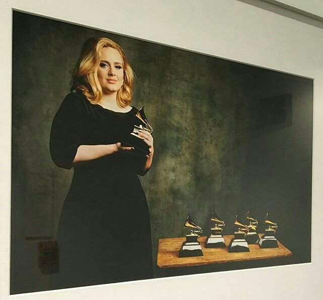 nagilakalil's tweet image. como as pessoas acham que é a mesa da Adele // como realmente é