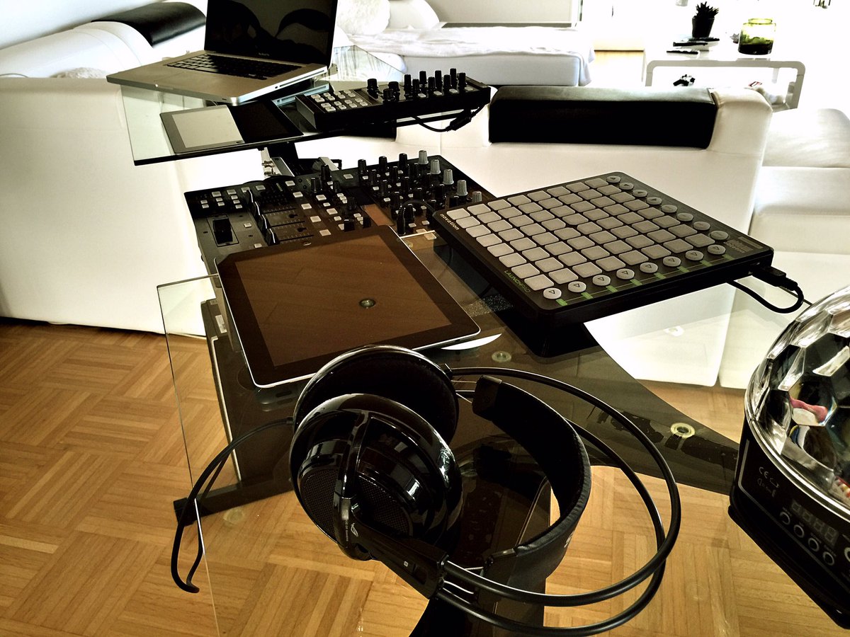 DJ_Master_Percy's tweet photo. #lemur #ipad #traktor #remixset #chew.tv https://t.co/raZeheONik