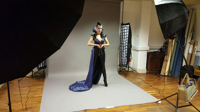 Bts of Friday's shoot with @digi_mechanic wearing #zhyon #latex #evilqueen #regina #OnceUponATime https://t