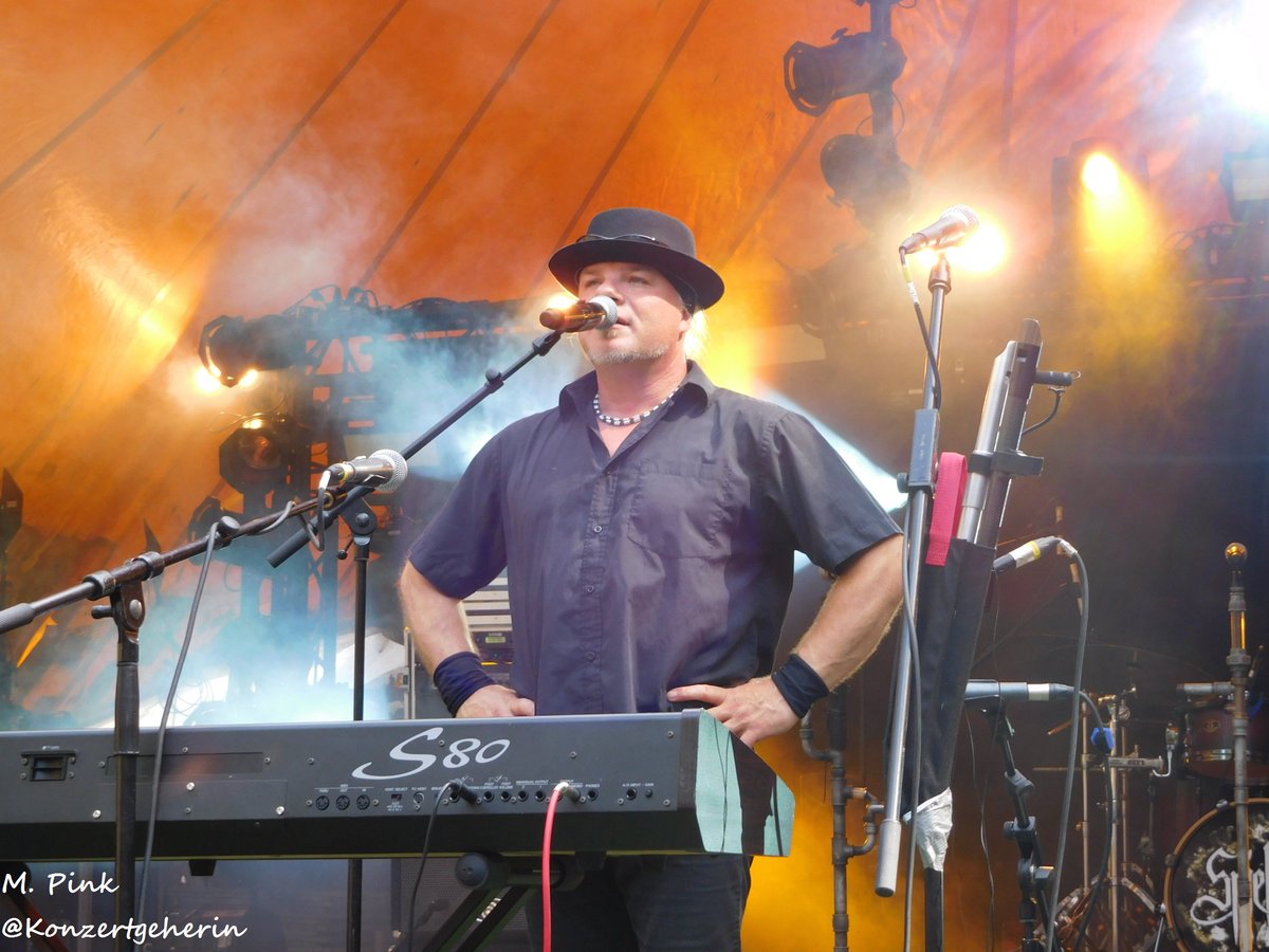 Konzertgeherin's tweet photo. 2016-08-26
#FeuertalFestival2016
#EricFish
Das Feuertal ist eröffnet und Pummel war dabei https://t.co/VGkjBwy0g8